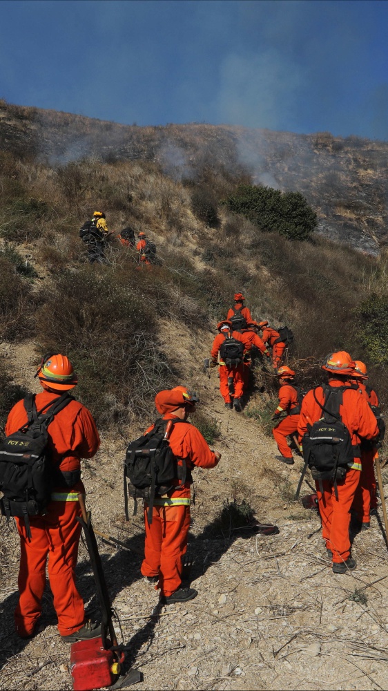 Usa, incendi a Los Angeles: dichiarato lo stato di emergenza. Oltre 30 mila gli sfollati