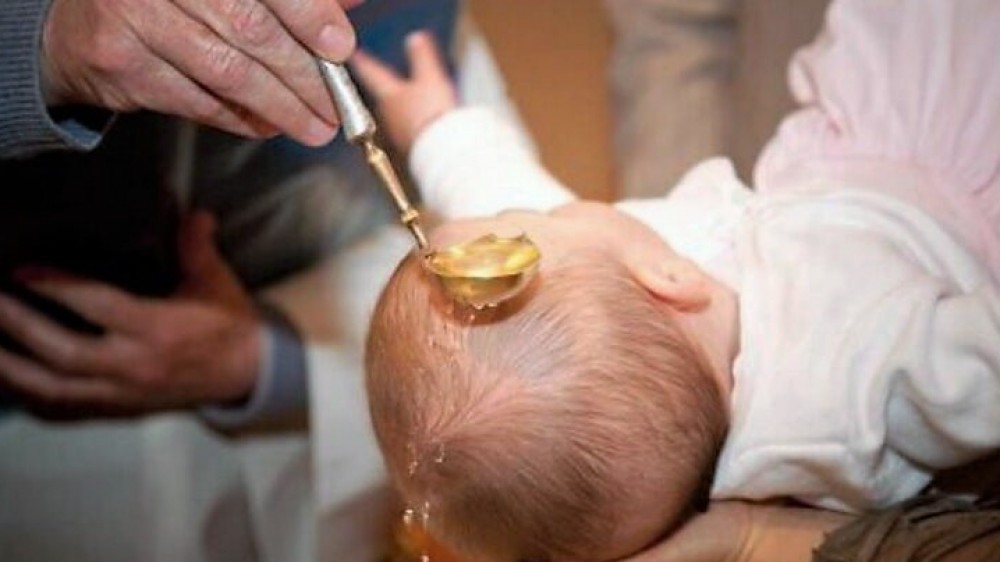 Usa, per 26 anni un prete di Phoenix sbaglia la formula del battesimo: centinaia di persone devono rifare tutto