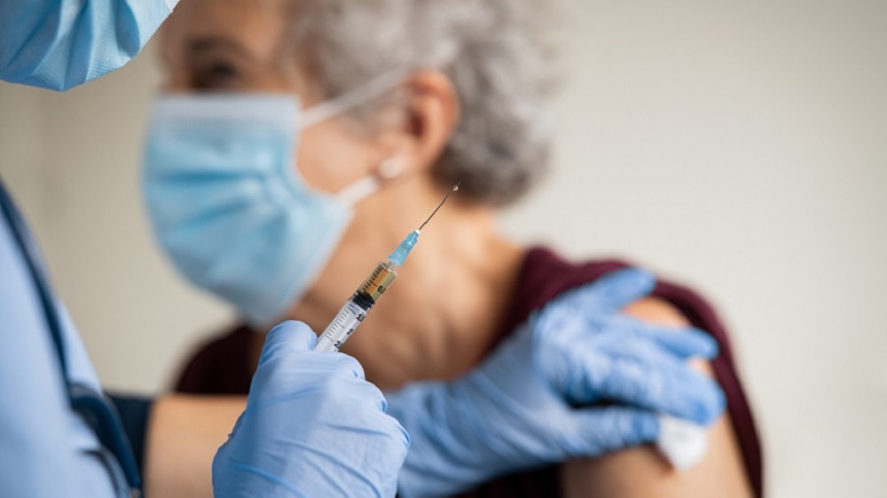 Vaccini agli over 80, al via le prenotazioni in Lombardia, più di 100mila persone in attesa sul sito