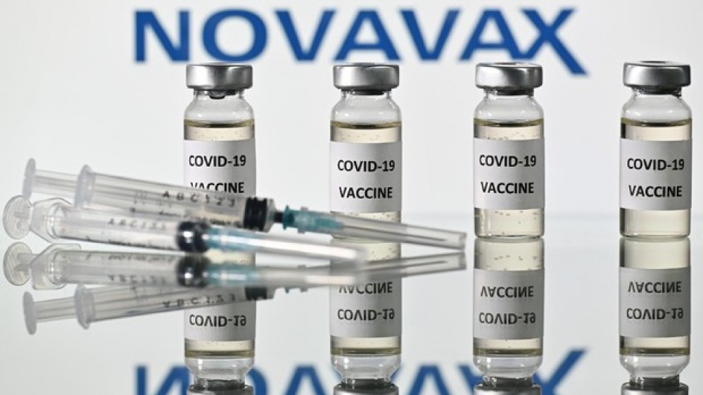 Vaccini anti Covid, via libera di Ema a Novavax. Omicron, rischio zona arancione a Natale