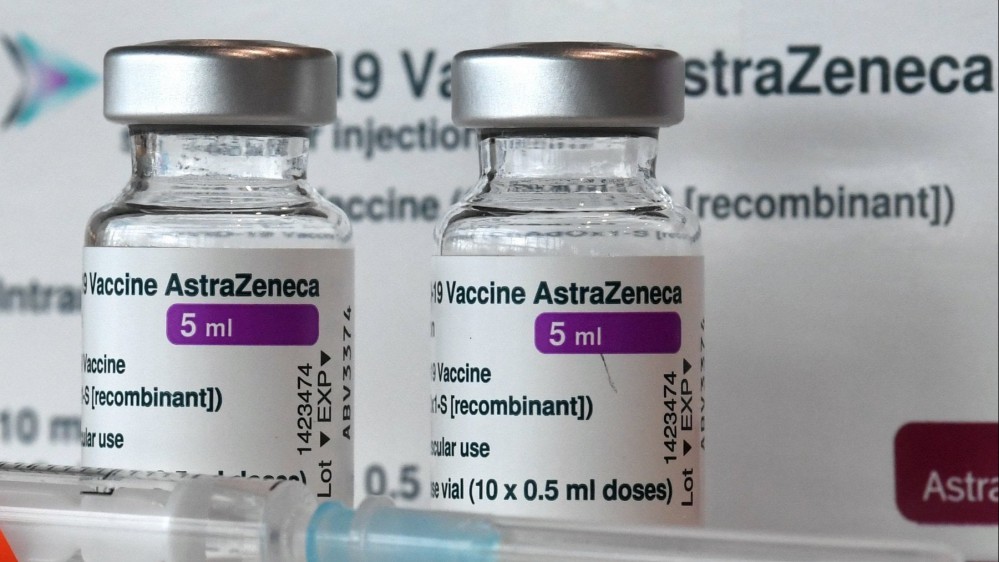 Vaccini, l'Unione Europea non rinnova il contratto con AstraZeneca, l'annuncio del commissario Breton