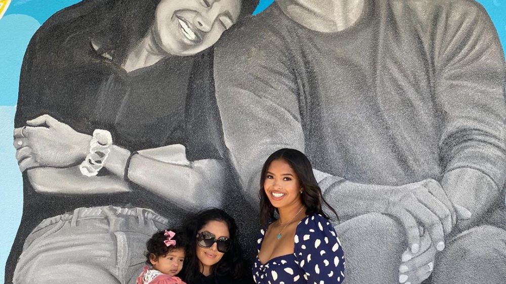 Vanessa Bryant, la foto insieme alle figlie davanti al murales di Kobe e Gianna