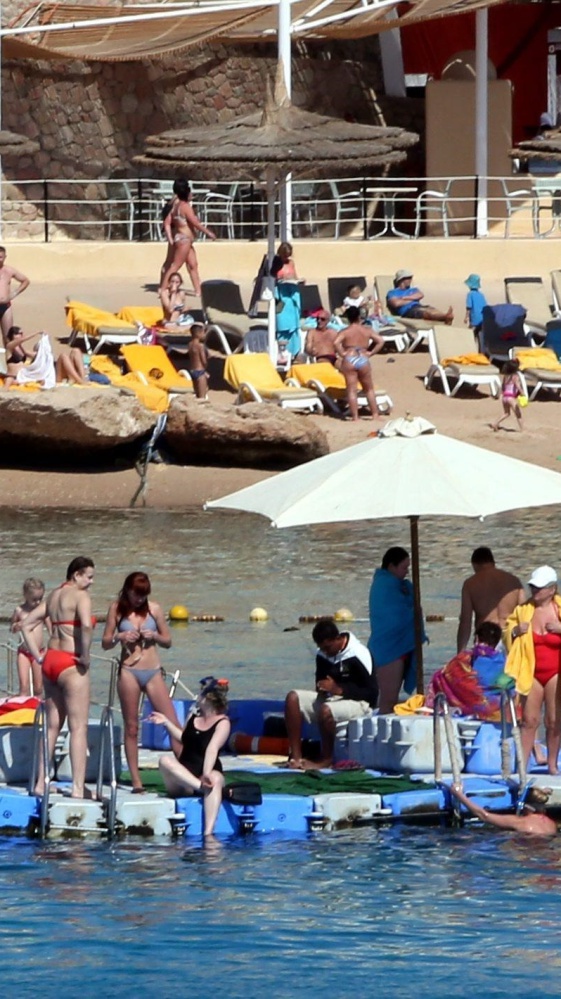 Vanno a Sharm el-Sheikh in vacanza e lasciano a casa da soli i 5 figli, minori in comunità