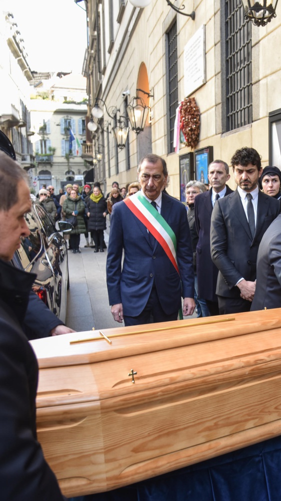 Ornella Vanoni, la camera ardente al Piccolo Teatro di Milano. L'omaggio di fan e amici