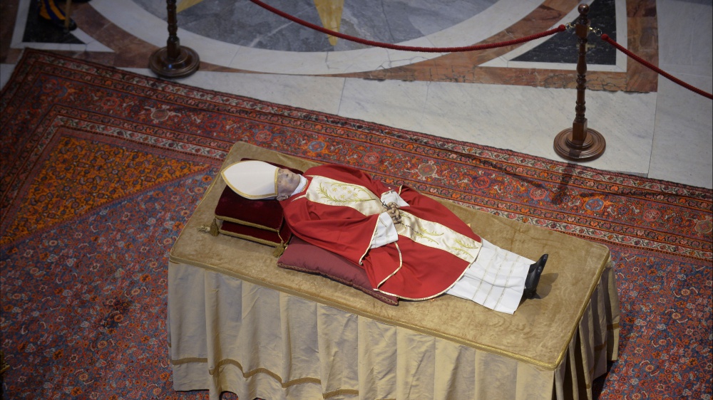 Vaticano, lunghe code per l’ultimo saluto al Papa Emerito, domani i funerali di Benedetto XVI