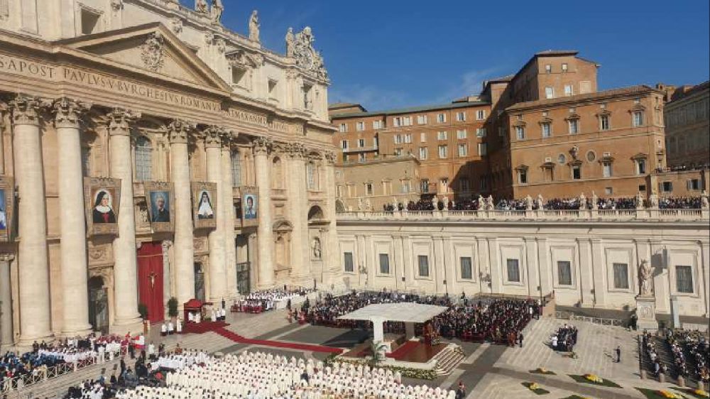 Vaticano, Papa Francesco proclama cinque nuovi santi