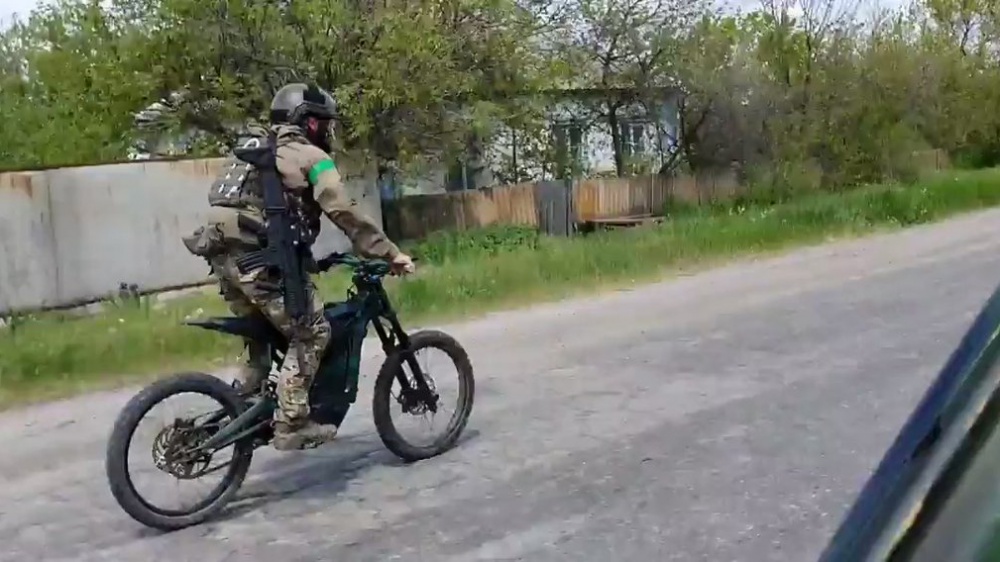 Veloci, silenziose e invisibili ai sensori. Biciclette elettriche, la marcia in più dell’esercito di Kiev