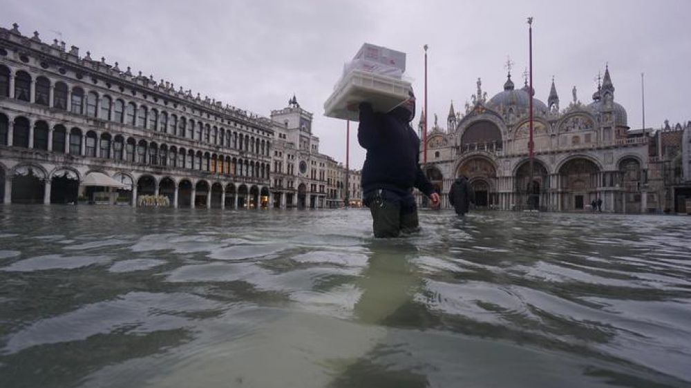 Venezia: acqua alta. Per il terzo giorno le paratoie del Mose non entrano in funzione, ritorna la marea