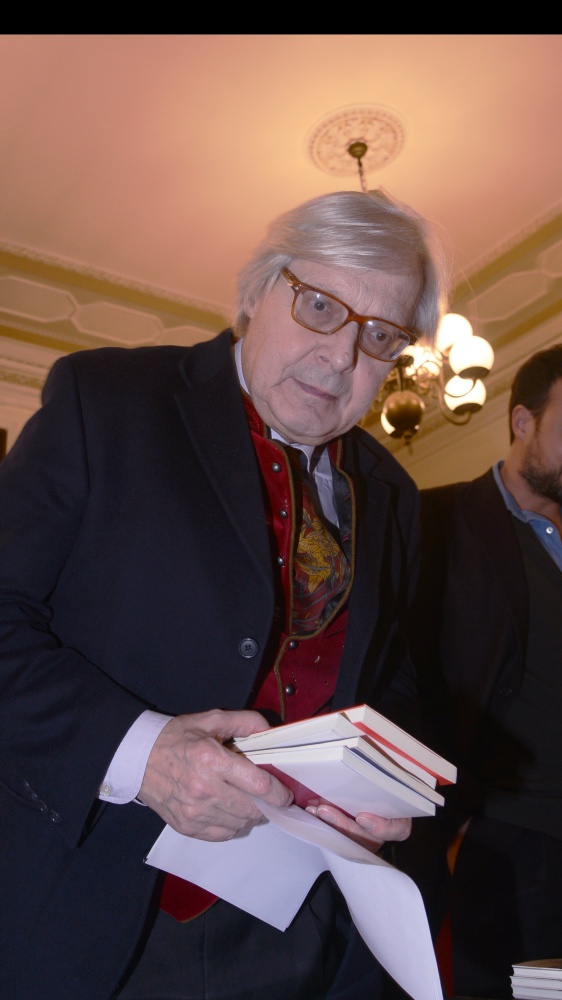 Verso il processo Vittorio Sgarbi, l'ex sottosegretario accusato di frode fiscale per l'acquisto di un quadro