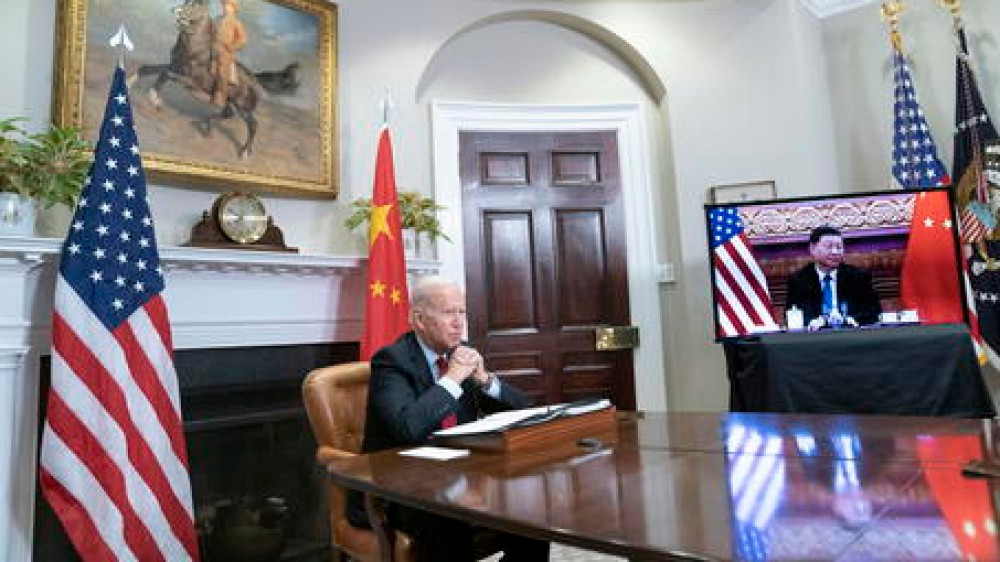 Vertice virtuale tra i leader di Usa e Cina: Joe Biden e Xi Jinping a colloquio tra sorrisi e prove di dialogo