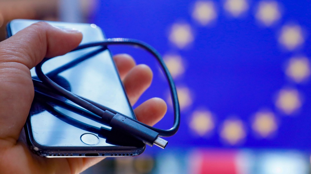 Via libera alla direttiva europea sul caricabatterie universale per i dispositivi mobili