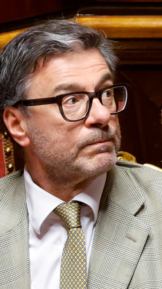 Via libera alla manovra in Commissione Bilancio al Senato. Blitz sul condono, opposizioni in rivolta, poi la marcia indietro