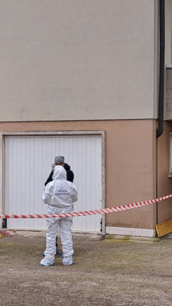 Vicenza: donna agonizzante a  Torri di Quartesolo  nel cortile del palazzo dove abita, aveva un trauma cranico