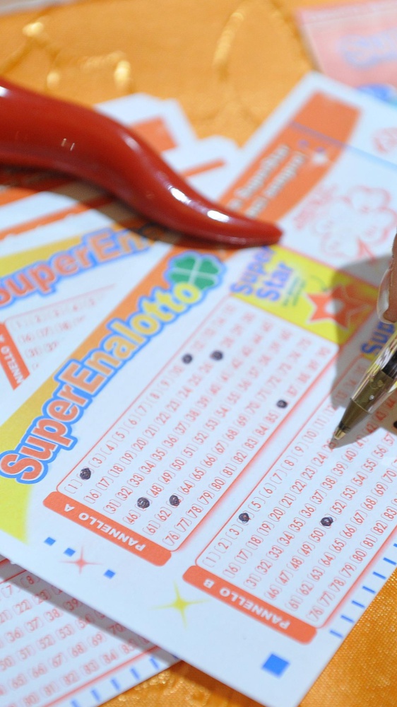 Vince 596mila euro al SuperEnalotto ma non li riscuote, ha ancora pochi giorni per farlo