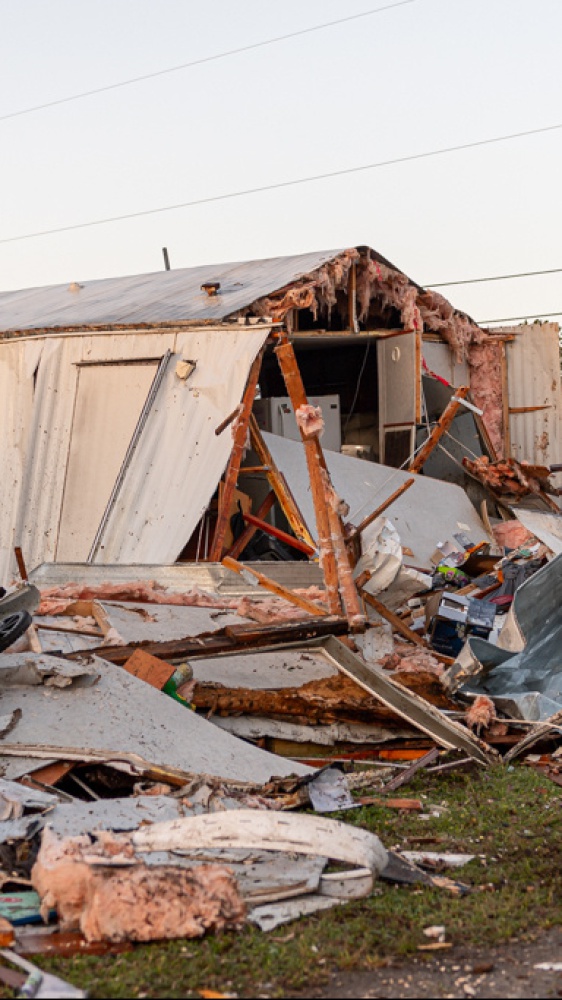 Violenti tornado si sono abbattuti negli Stati Uniti centrali: almeno 21 i morti. Rischio tempeste violente fino a martedì