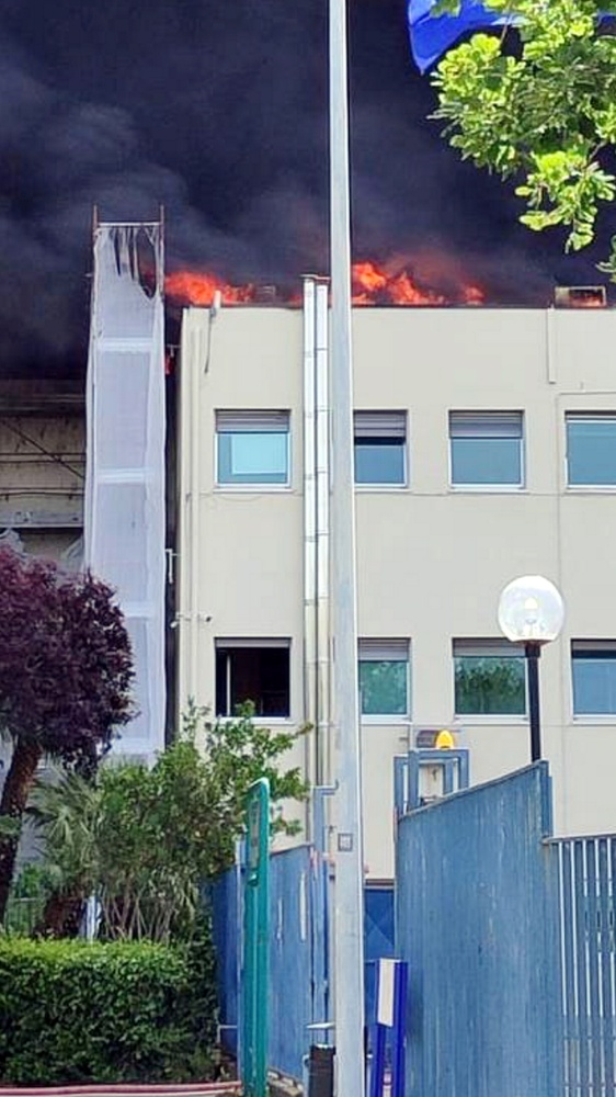 Viterbo: spavento all'Università della Tuscia, in fiamme il tetto, non ci sono feriti, evacuati più edifici