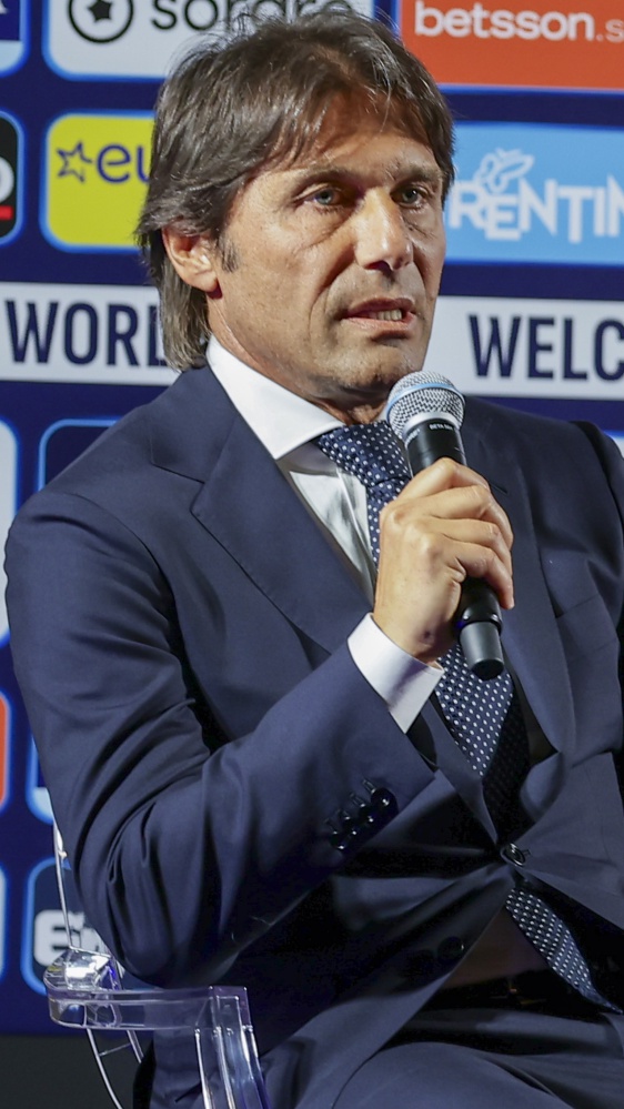 "Voglio una squadra con la faccia incazzata": così Antonio Conte nella presentazione ufficiale a Napoli