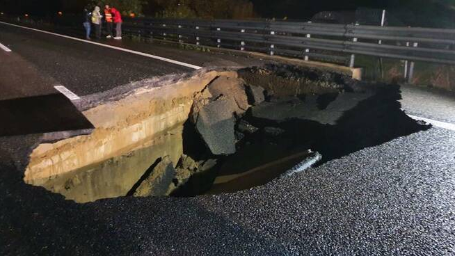 Voragine su A21 Torino-Piacenza, auto la evita