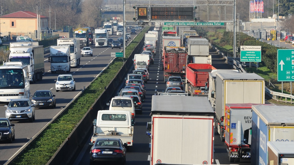 Weekend di grandi partenze sotto il solleone, traffico e caldo sulla fuga d'agosto, temperature roventi in 14 città