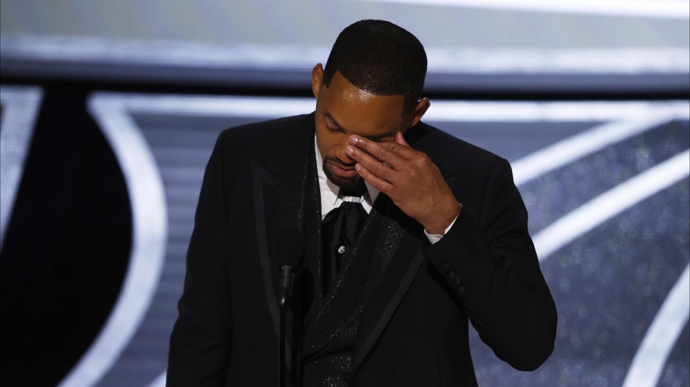 Will Smith si dimette dall'Academy degli Oscar dopo lo schiaffo a Chris Rock