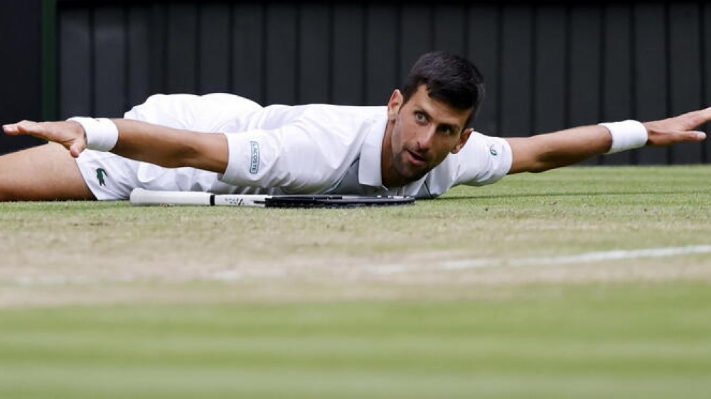 Wimbledon: Jannik Sinner sfiora l'impresa. Djokovic sotto due set a zero, rimonta la partita e vola in semifinale