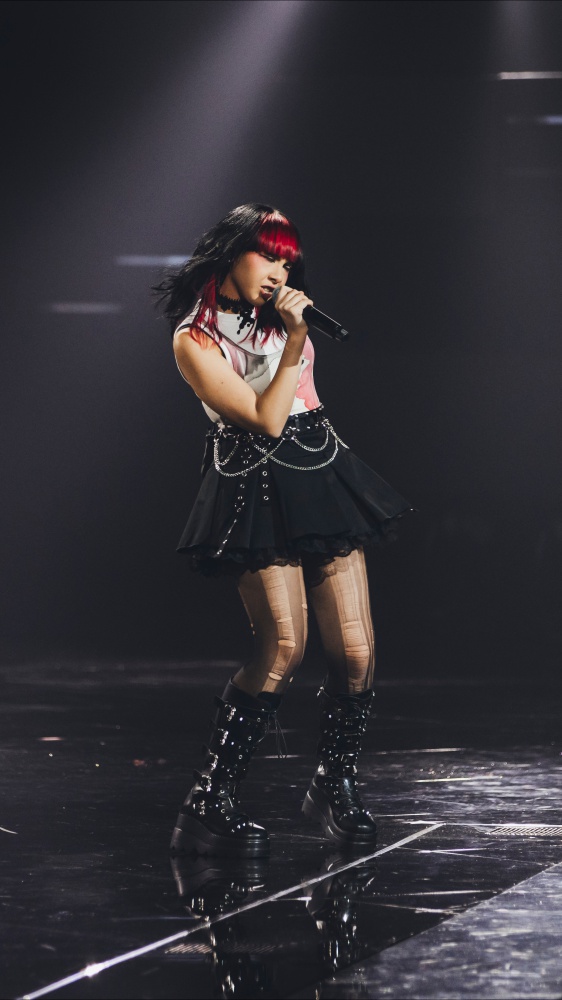 X Factor 2025. Trionfa Rob con "Cento ragazze" e festeggia sotto una pioggia di coriandoli