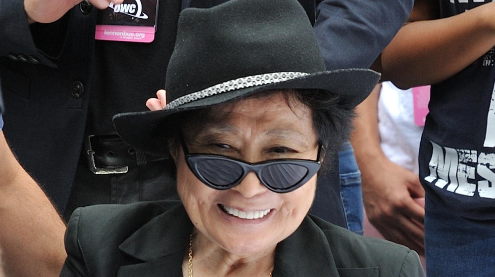 Yoko Ono festeggia i suoi 90 anni. Un'artista innovativa che ha dedicato la vita alla pace e ai diritti