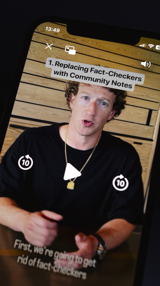 Zuckerberg parla di eccessiva censura e chiude il fact checking di Meta. Musk, è fantastico!