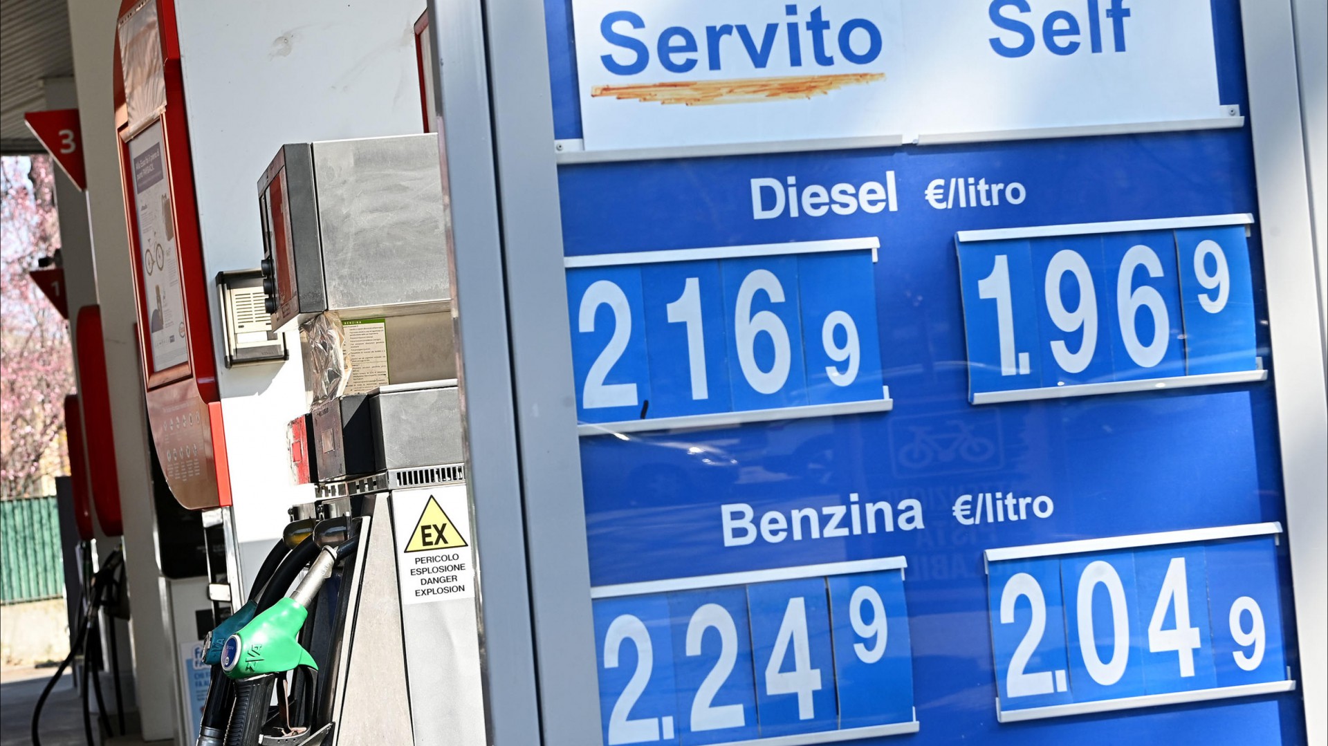 Carburanti, Prezzi In Continua Ascesa, Superati I Due Euro Al Litro Per ...