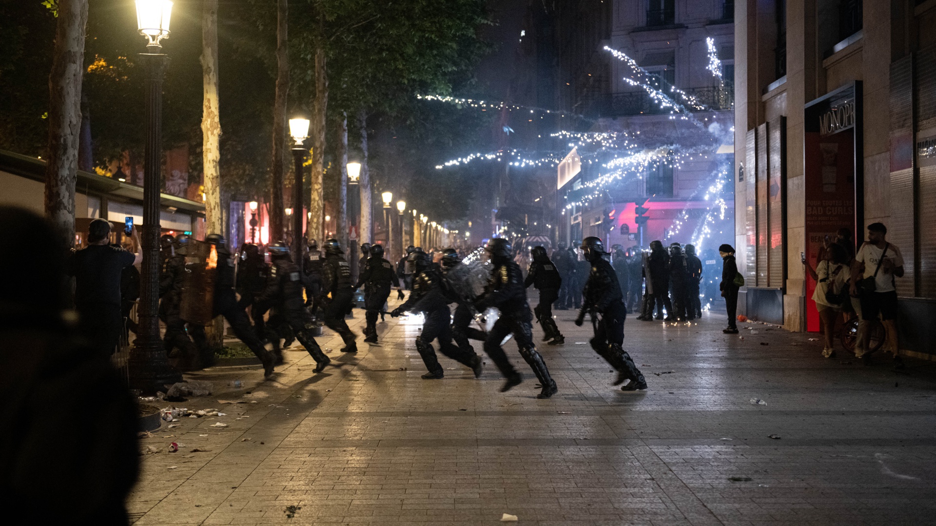 Notte folle a Parigi dopo la vittoria della Champions League da parte ...