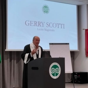 Adesso chiamatelo "dottore", Gerry Scotti riceve la laurea honoris causa in Comunicazione Adesso chiamatelo "dottore", Gerry Scotti riceve la laurea honoris causa in Comunicazione