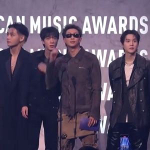 Agli American Music Awards trionfano i BTS. A bocca asciutta Taylor Swift Agli American Music Awards trionfano i BTS. A bocca asciutta Taylor Swift
