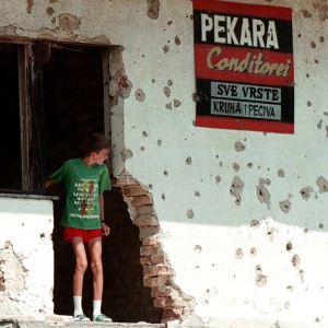 Cecchini a Sarajevo, sequestrati un silenziatore ed una foto a uno degli indagati. L'ex compagna: "Ha ucciso delle persone" Cecchini a Sarajevo, sequestrati un silenziatore ed una foto a uno degli indagati. L'ex compagna: "Ha ucciso delle persone"