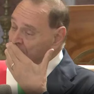 Clemente Mastella si commuove: "Sono malato, pregate per me, spero di farcela" Clemente Mastella si commuove: "Sono malato, pregate per me, spero di farcela"