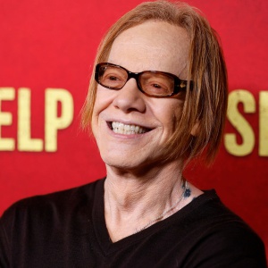 Danny Elfman in concerto a Roma: il suono del cinema tra gotico e fantasia Danny Elfman in concerto a Roma: il suono del cinema tra gotico e fantasia