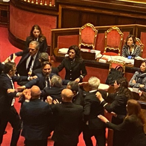 Delmastro: il centrodestra dice no all’utilizzo delle chat, i 5S occupano l’aula Delmastro: il centrodestra dice no all’utilizzo delle chat, i 5S occupano l’aula