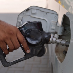 Energia, in arrivo la proroga degli sconti sui carburanti. Ma la maggioranza litiga sul voucher per i redditi bassi