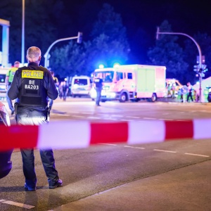 Furgone contro la folla al Pride di Berlino, un morto e 15 feriti Furgone contro la folla al Pride di Berlino, un morto e 15 feriti