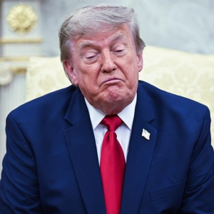 Guerra in Iran, tensioni a Hormuz e raid americani. Teheran denuncia 30 morti Guerra in Iran, tensioni a Hormuz e raid americani. Teheran denuncia 30 morti