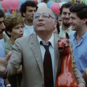 Il cavalluccio rosso di Luciano De Crescenzo riprodotto su costumi e cravatte, l'omaggio al celebre filosofo pop