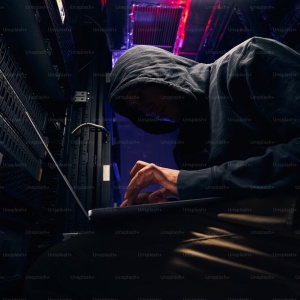 Intelligenza Artificiale e hacker, a rischio il 51% delle aziende italiane. Tra le minacce l'uso dei deepfake Intelligenza Artificiale e hacker, a rischio il 51% delle aziende italiane. Tra le minacce l'uso dei deepfake