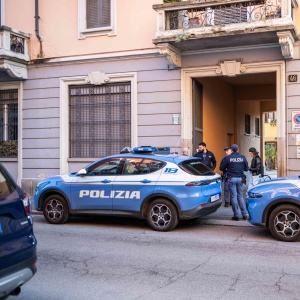 Milano, sfregia una 22enne in metro: arrestato un 27enne al Duomo Milano, sfregia una 22enne in metro: arrestato un 27enne al Duomo