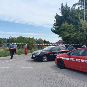 Nipote di 17 anni uccide a coltellate la zia, carica il corpo su una carriola e lo getta in un canale 