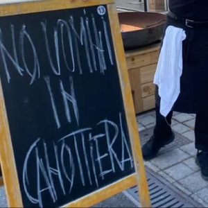 "No uomini in canottiera", il cartello choc in una pizzeria in provincia di Treviso "No uomini in canottiera", il cartello choc in una pizzeria in provincia di Treviso