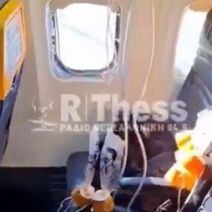Paura sul volo Ryanair, passeggero risucchiato fuori: salvo grazie alla moglie Paura sul volo Ryanair, passeggero risucchiato fuori: salvo grazie alla moglie