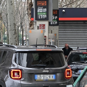 Prezzi dei carburanti: ancora aumenti,  nonostante la tregua,gasolio a 2,2 euro in Lombardia e Calabria
