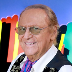 "Regalo la mia collezione di gilet ai foggiani": cosa racconta Renzo Arbore in diretta a RTL 102.5 "Regalo la mia collezione di gilet ai foggiani": cosa racconta Renzo Arbore in diretta a RTL 102.5