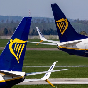 Ryanair, si rompe un finestrino in volo. Ferito un passeggero Ryanair, si rompe un finestrino in volo. Ferito un passeggero