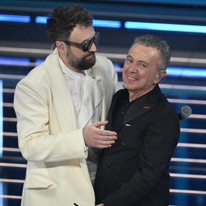 Sanremo 2026, Dargen D’Amico racconta a RTL 102.5 la serata cover con Pupo e Fabrizio Bosso Sanremo 2026, Dargen D’Amico racconta a RTL 102.5 la serata cover con Pupo e Fabrizio Bosso