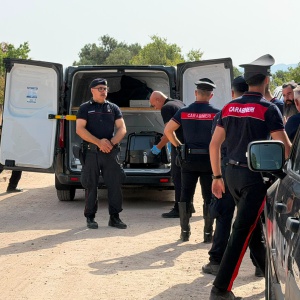 Tragedia in Sardegna: uccide il fratello e ferisce la moglie, poi si costituisce Tragedia in Sardegna: uccide il fratello e ferisce la moglie, poi si costituisce